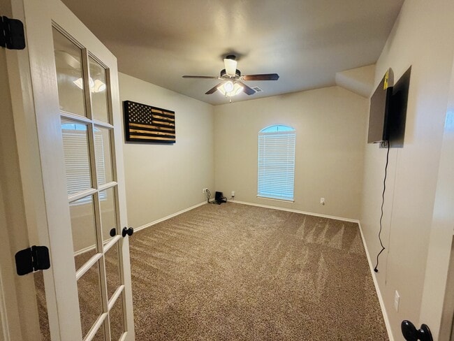 Building Photo - 465 Maple Dr