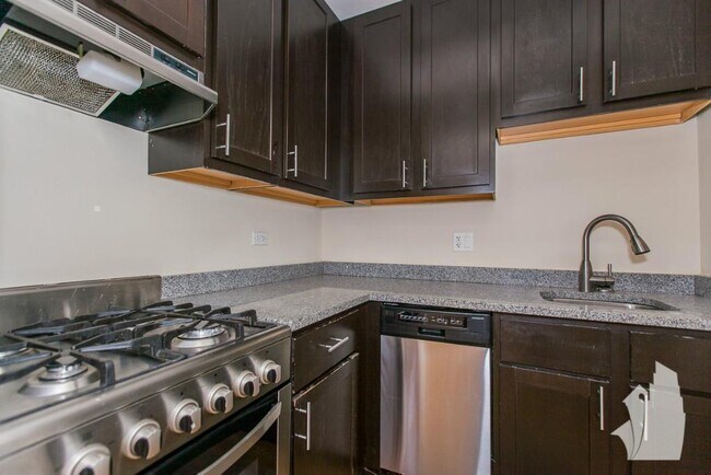 Building Photo - 4737 N Hermitage
