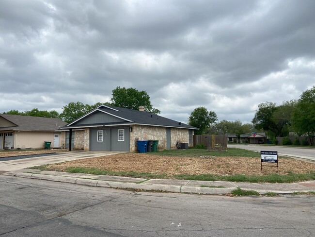 Building Photo - 8303 Meadow Fire St