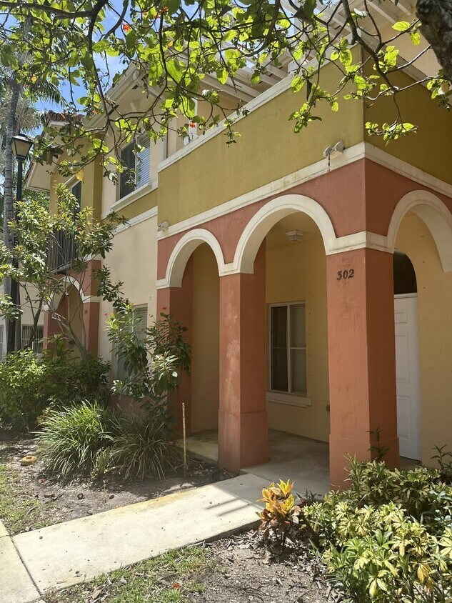 Building Photo - 302 S Santa Catalina Cir