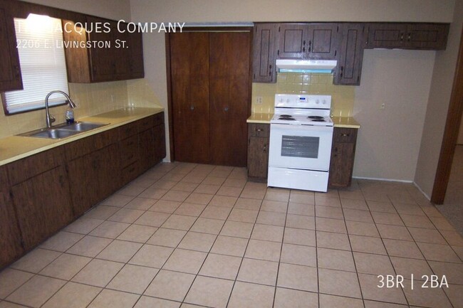 Building Photo - Very Clean Spacious 3 Bedroom 1.5 Bath 2 C...