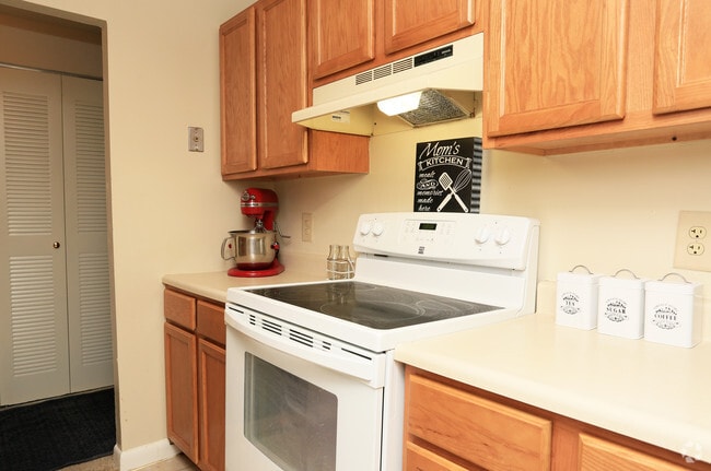 Mallard Court Apartments Rentals in Alexandria at 4511 Colony Ct Mallard Court Apartments Rentals in Alexandria at 4511 Colony Ct