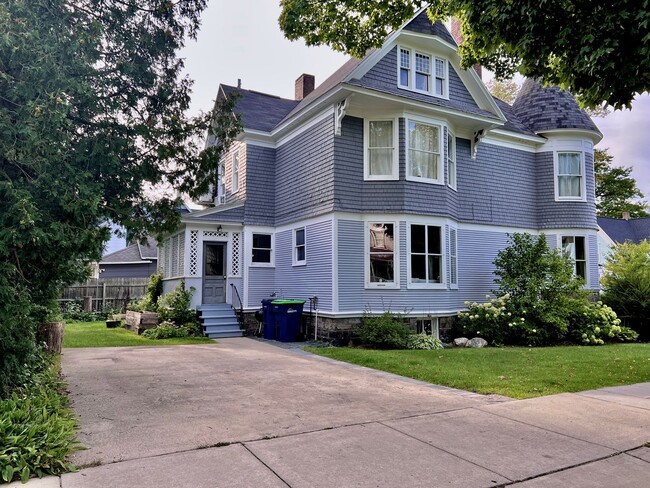 Building Photo - Victorian Gem in the Heart of Downtown – F...