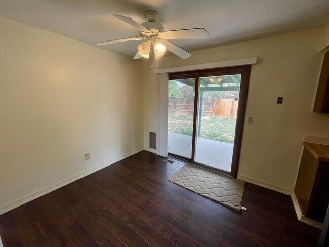Foto del edificio - 4 Bed, 2 Bath Loveland, CO Home- Fenced Backyard, A/C, & 2 Car Garage!