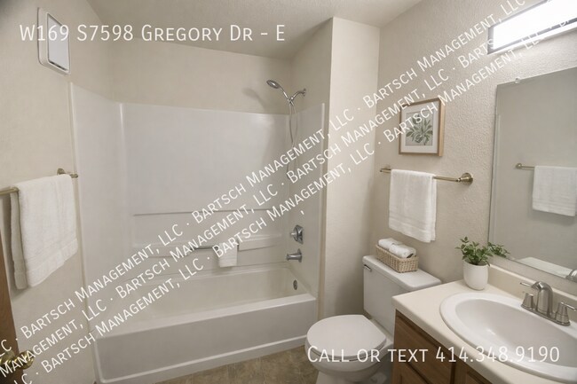 Foto del edificio - W169S7598-S7598 Gregory Dr