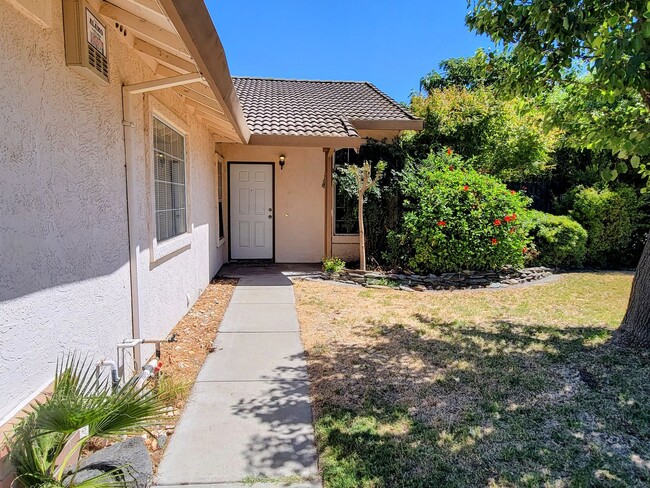 Building Photo - Back On The Rental Market Updated Cozy 4 B...