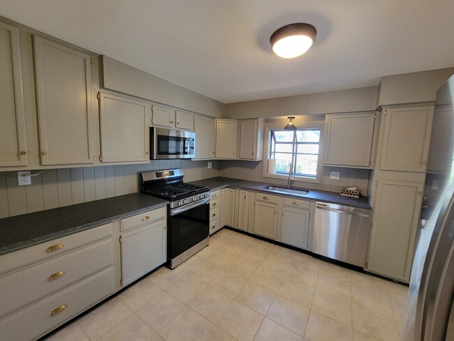 Kitchen - 44 N Lakeside Dr W