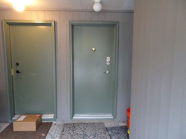 Building Photo - Redmond Bridle Trails 2 Bed 2 Bath Condo!