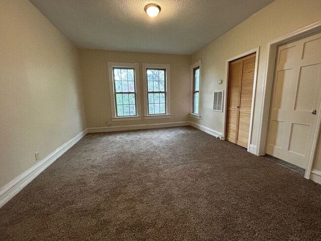 Foto del edificio - 666 Sims Ave