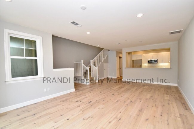 Foto del edificio - Gorgeous Three Bedroom Townhome in The Strand
