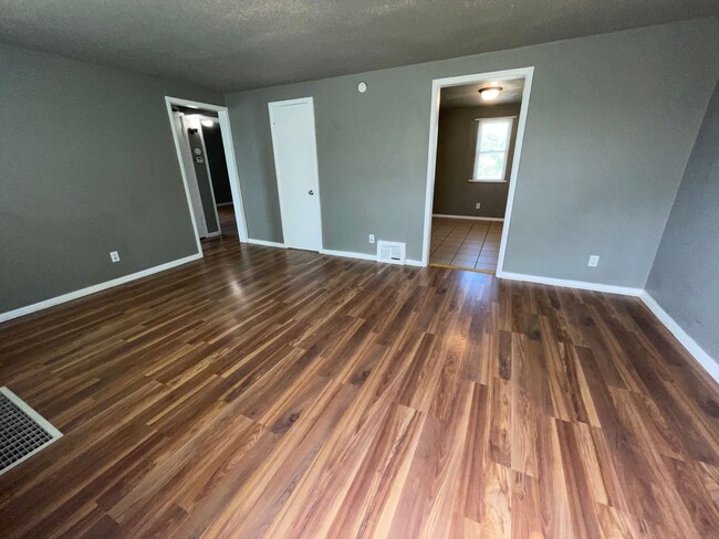 Building Photo - 4 Bedroom/ 1.5 Bathrooms in Kansas City!