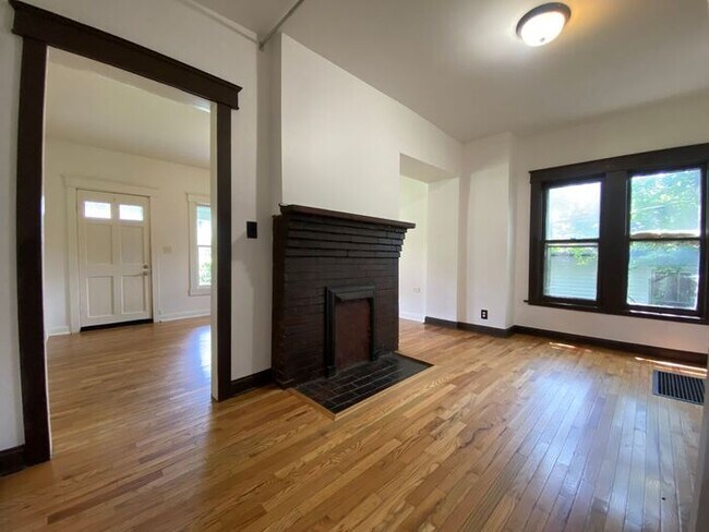 Foto del edificio - FOR RENT - Cute 2 Bedroom House in East Na...
