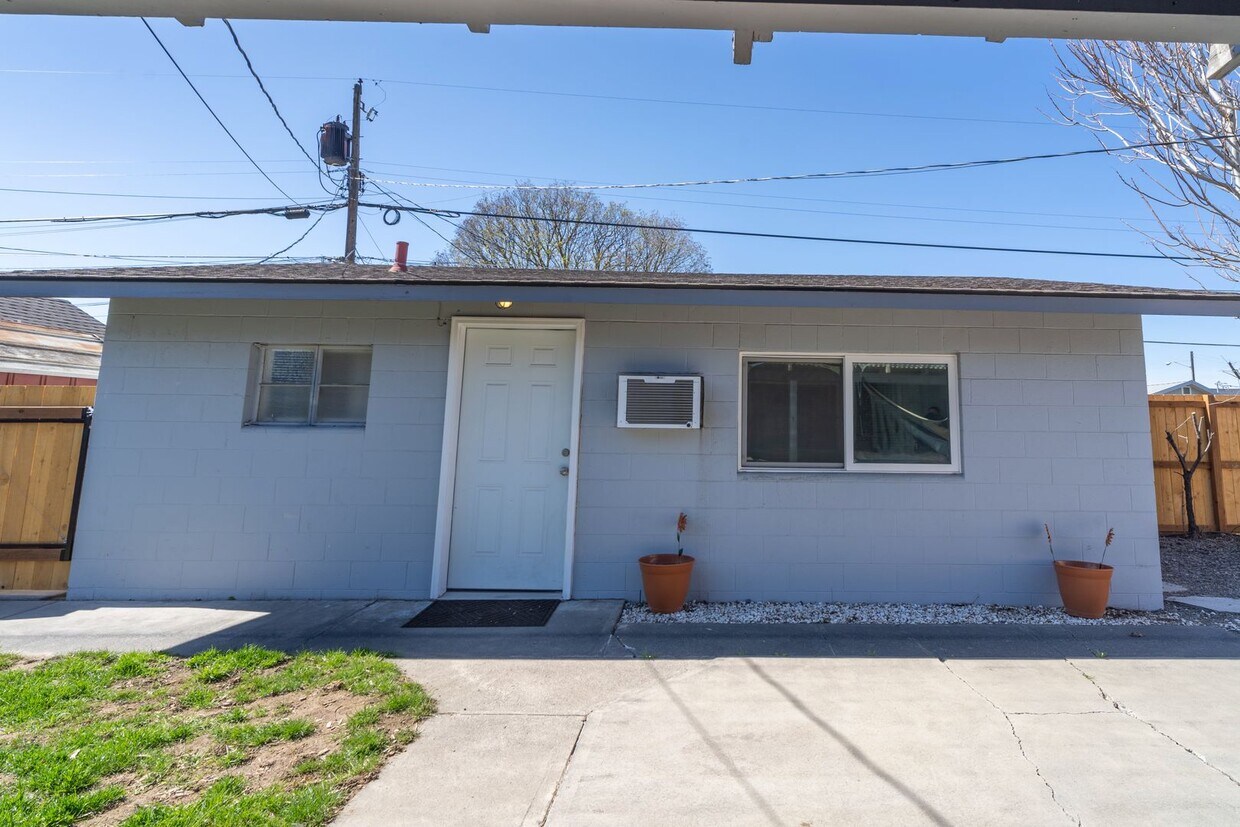 Primary Photo - 1032 W Cascade Ave