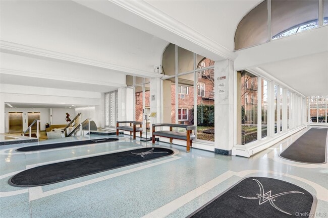 Foto del edificio - 54-40 Little Neck Pkwy