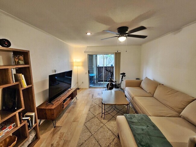 Foto del edificio - 1860 White Oak Drive Unit 221