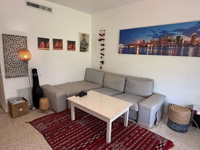 Building Photo - 8420 Byron Ave