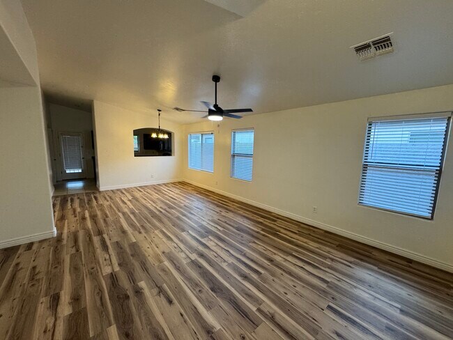Foto del edificio - 2432 W Tamarisk Ave