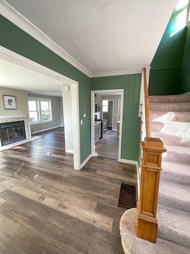 Building Photo - AVAILABLE NOW - 2 Bedroom, 1 Bath New Reno!