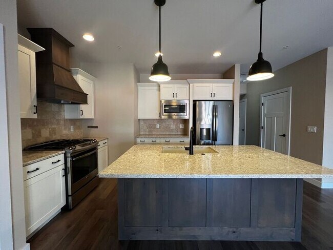 Foto del edificio - $2,500 | 2 Bedroom, 2.5 Bathroom Luxury Co...