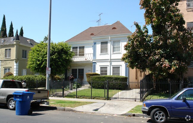 Building Photo - 237 S Kenmore Ave