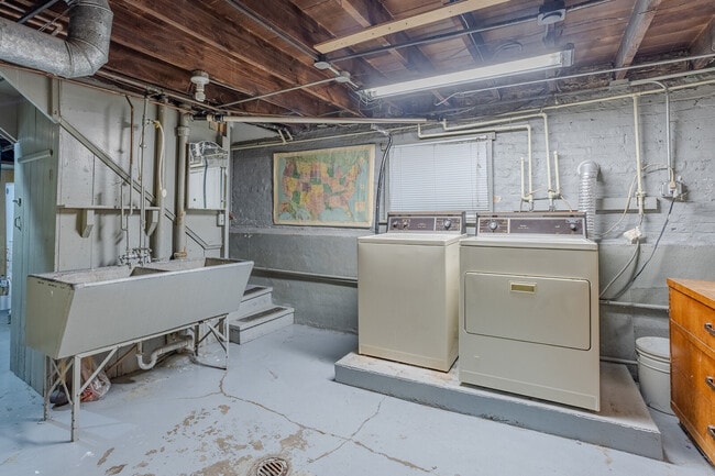 Cuarto de lavandería - 5250 N Lieb Ave