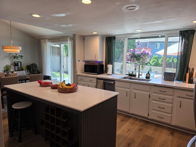 Foto del edificio - Lea Hill tri-level home - 3 bedroom 2.5 bath home - Feels like new/ Remodeled - A Must see - Avai...