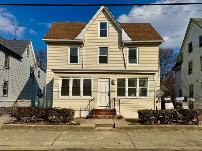 Foto del edificio - FOR RENT- Spacious 4 Bedroom 2 Bath Home in Penns Grove $2000