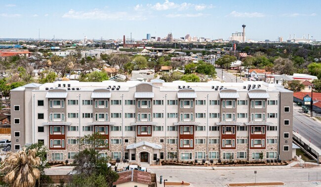 Foto del edificio - 1515 Roosevelt Ave