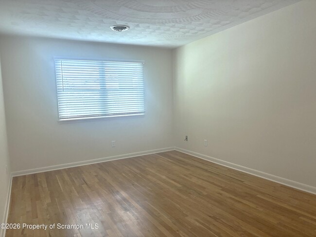 Building Photo - 15 Little St