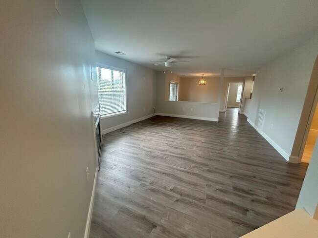 Foto del edificio - First floor 2 bedroom/2 bathroom condomini...