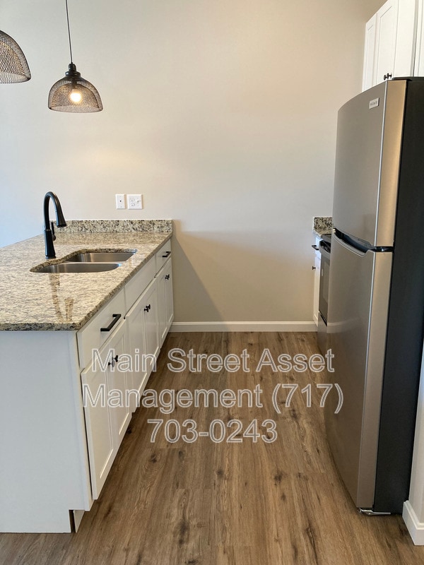 Foto del edificio - 376 E Main St