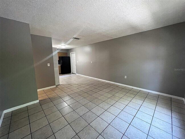 Building Photo - 8804 N Orangeview Ave