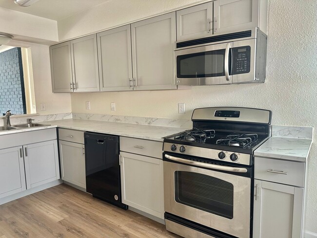 Foto del edificio - 2 BED 1 BATH IN AUSTIN TX! NEW MANAGEMENT!!!!