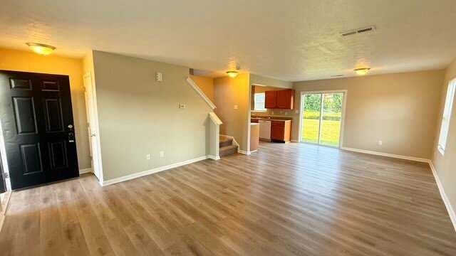 Foto del edificio - EAST- NEWER 4 BEDROOM 2 STORY HOME AVAILABLE NOW!