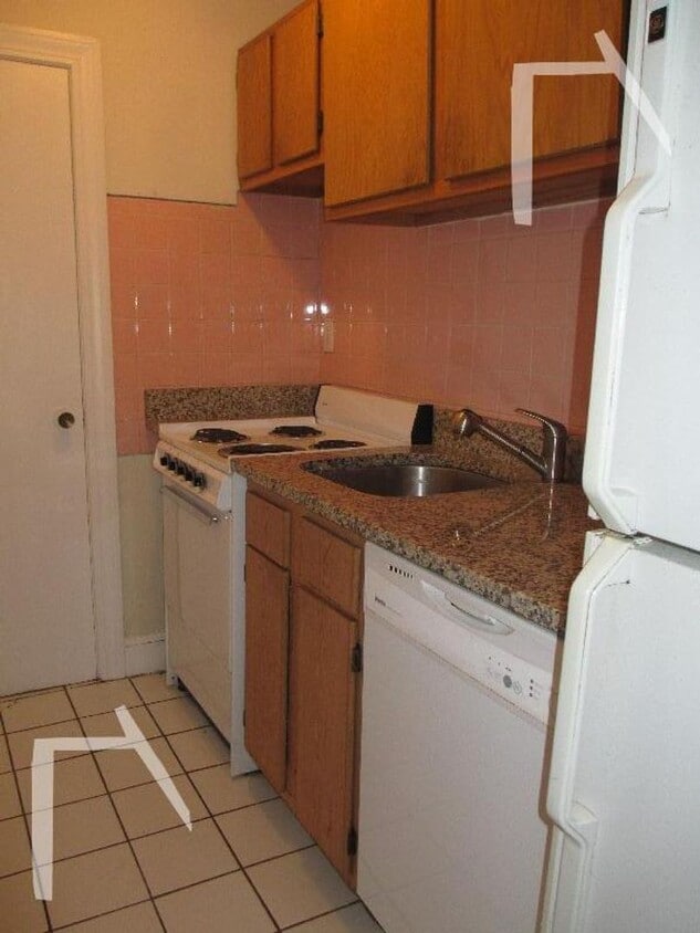 2BR 1Bth unit. Heat/Hot Water included. Laundry in building - 2BR 1Bth unit. Heat/Hot Water included. Laundry in building