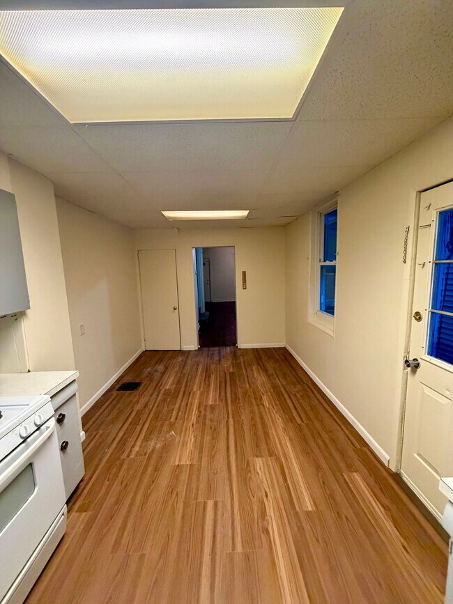 Foto del edificio - 631 E Madison St