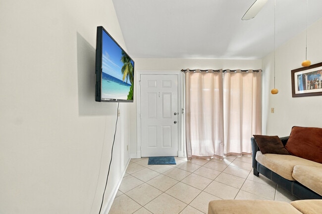 Foto del edificio - 5501 Rattlesnake Hammock Rd