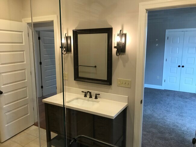 Baño - 930 N Lincoln Ave