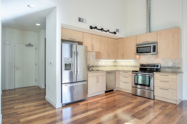 Building Photo - 3 Level Loft at Plant 51- 2 Bed/2 Bath - Exposed Brick