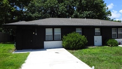 Building Photo - 408 NE Westwind Dr