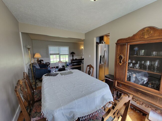 Foto del edificio - Great 2-level on Champaign Outskirts