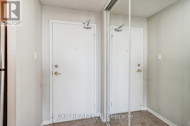 Photo du bâtiment - 2900-2900 Battleford Rd
