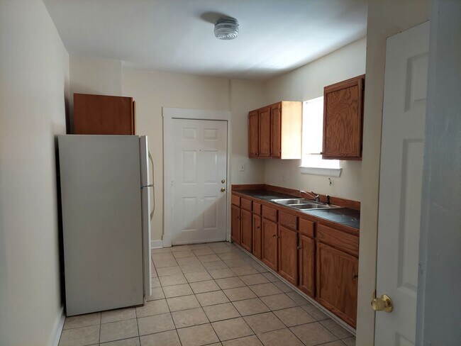 Foto del edificio - 3 BED / 1 BATH SINGLE FAMILY