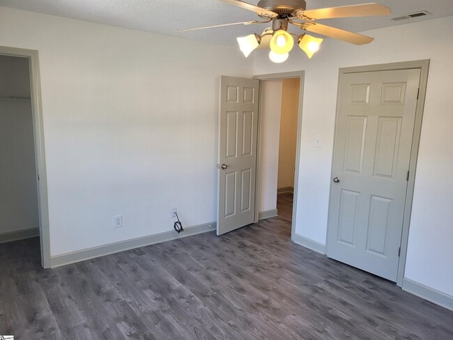 Foto del edificio - 202 Emerald Park Ct