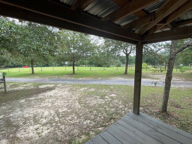 Foto del edificio - 3 BEDROOM LOCATED ON SHADED ACRE LOT