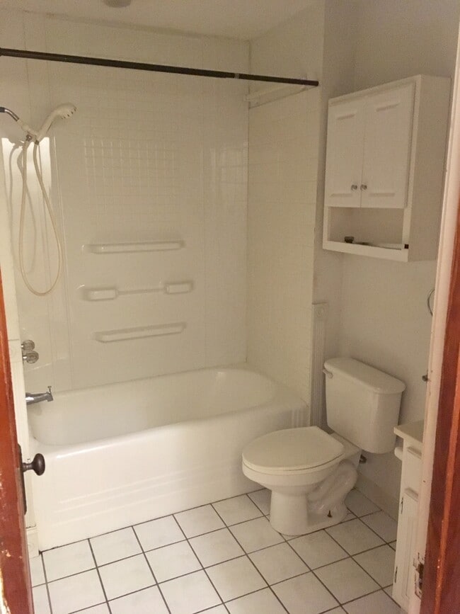 Building Photo - Adorable 2 bedroom 1 bathroom House with F...