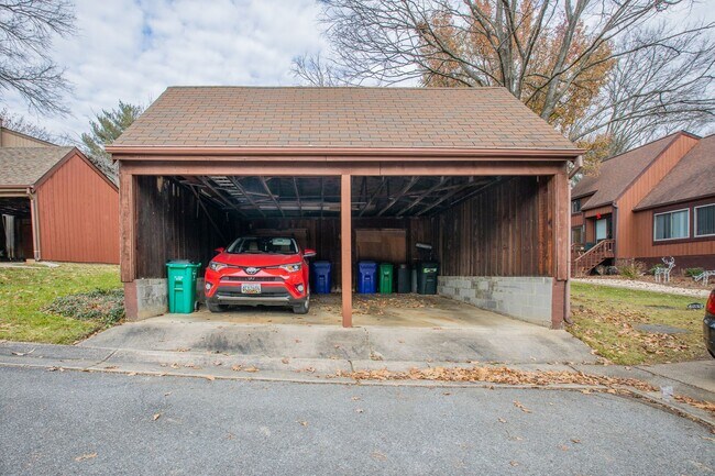 Foto del edificio - Cozy 4 BR/2.5 BA Single-Family Home in Col...