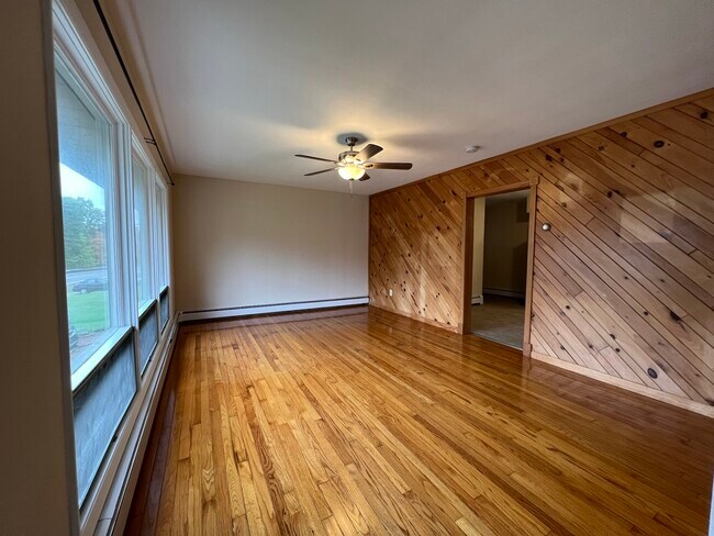 Building Photo - 562 Woodlawn Ave