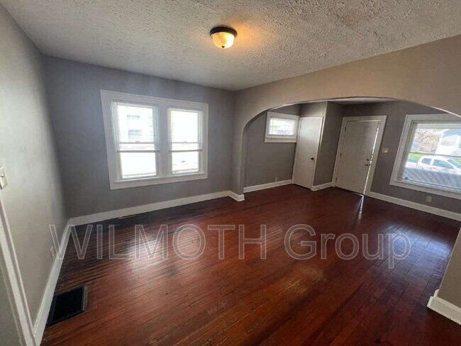 Foto del edificio - 896 N Gladstone Ave