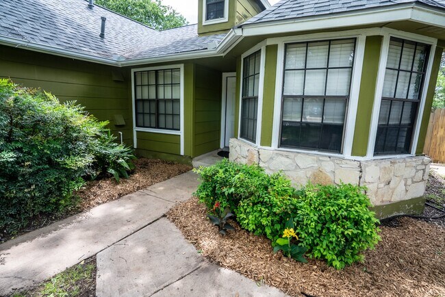 Foto del edificio - 9904 Briar Ridge Dr